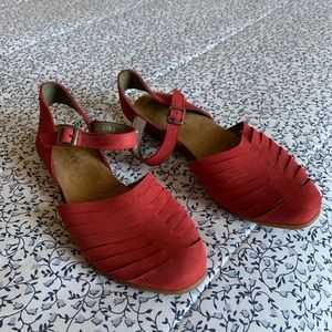 El Naturalista red sandals